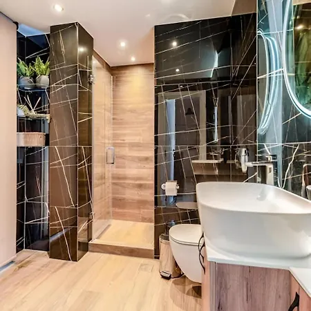 アパート Elegant, Modern & Spacious In With Balcony *